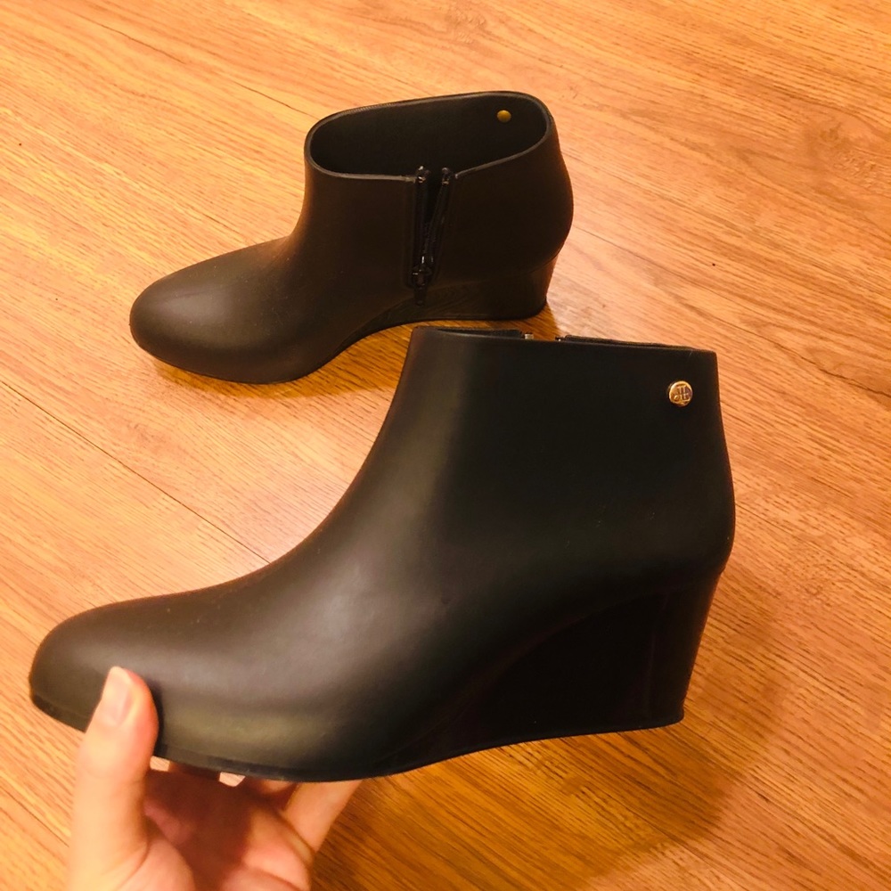 Rain shoes